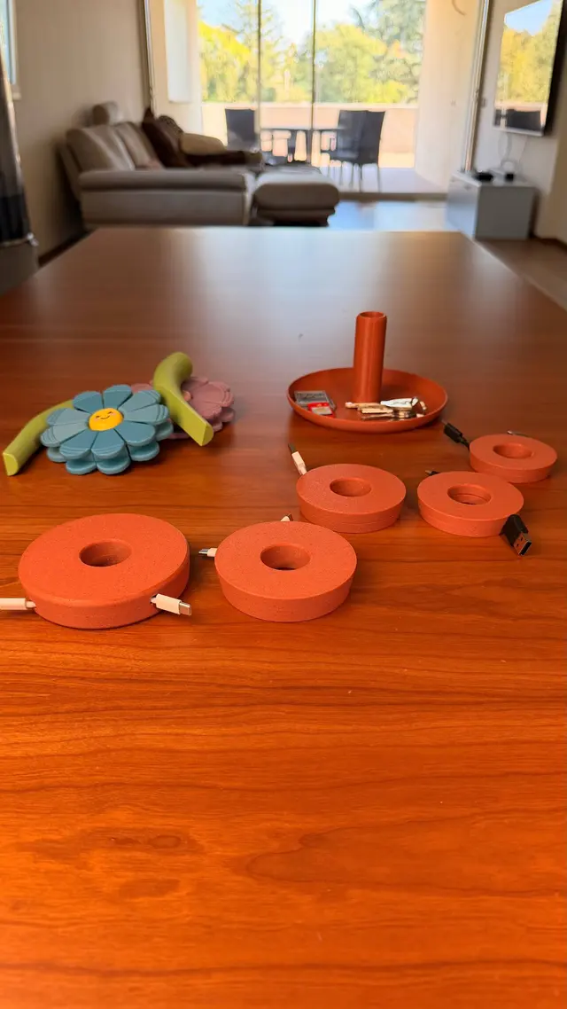 The vase rings, the saucer and the flowers laid out on the table
