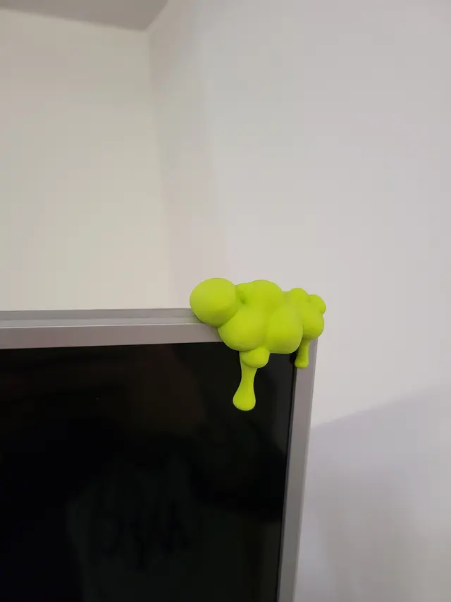 Decorazione Slime verde lime sul bordo di un monitor