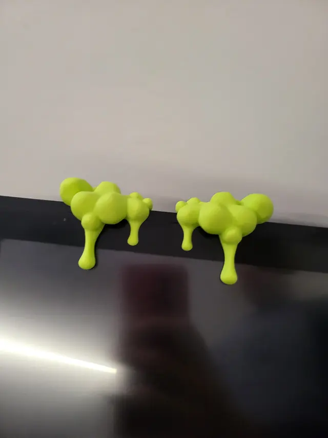 Decorazione Slime verde lime sul bordo di un monitor, altra vista