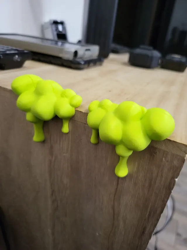 Decorazione Slime verde lime sul bordo di un monitor, altra vista
