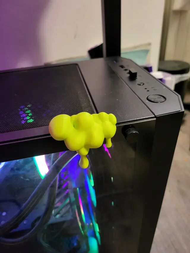 Decorazione Slime verde lime sul bordo di un monitor, altra vista