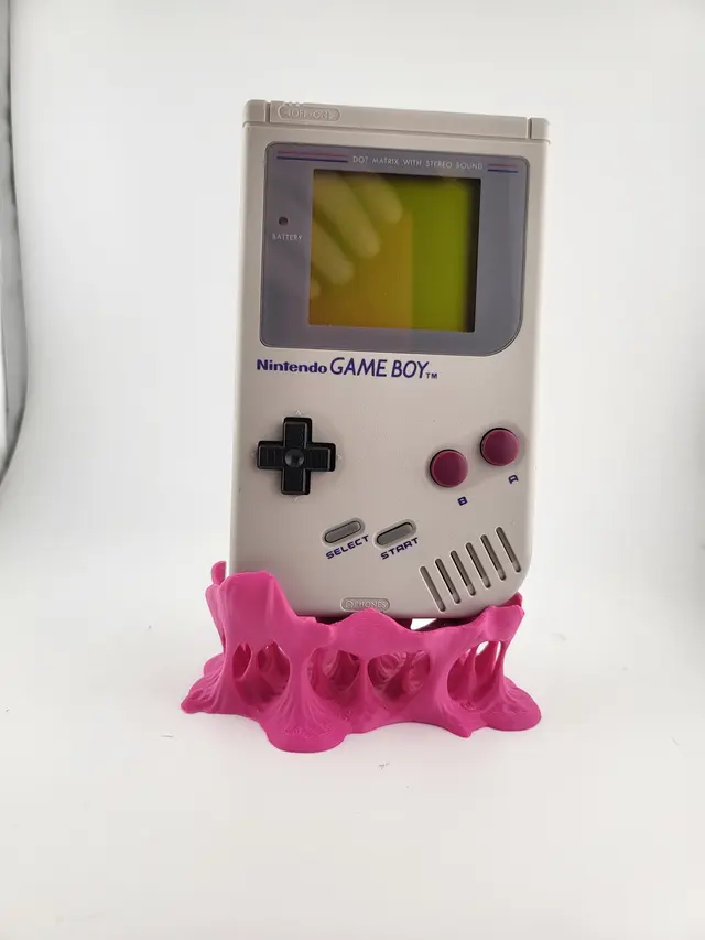 Supporto Bubble Gum rosa con una console portatile classica