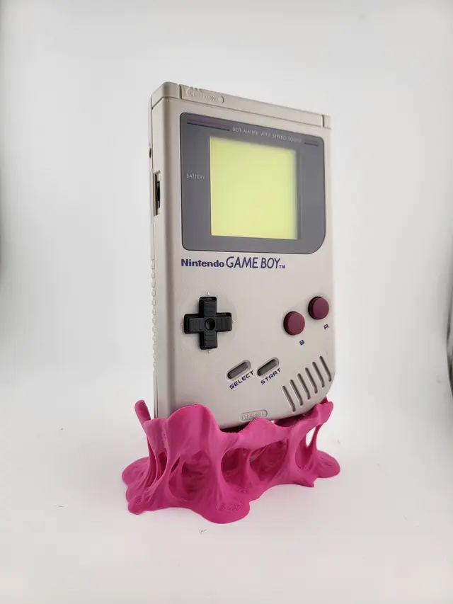 Supporto Bubble Gum rosa con una console portatile classica, altra vista