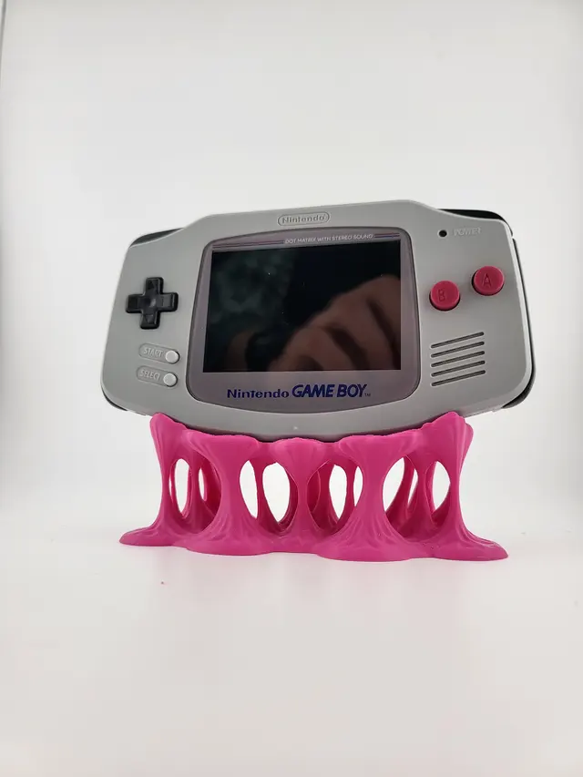 Supporto Bubble Gum rosa con una console portatile grigia