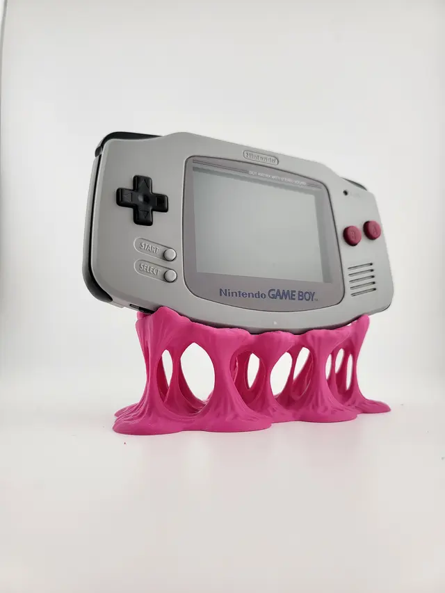 Supporto Bubble Gum rosa con una console portatile grigia, altra vista