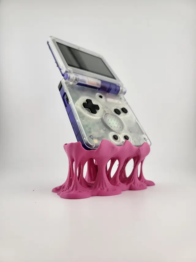 Supporto Bubble Gum rosa con una console a conchiglia viola, altra vista