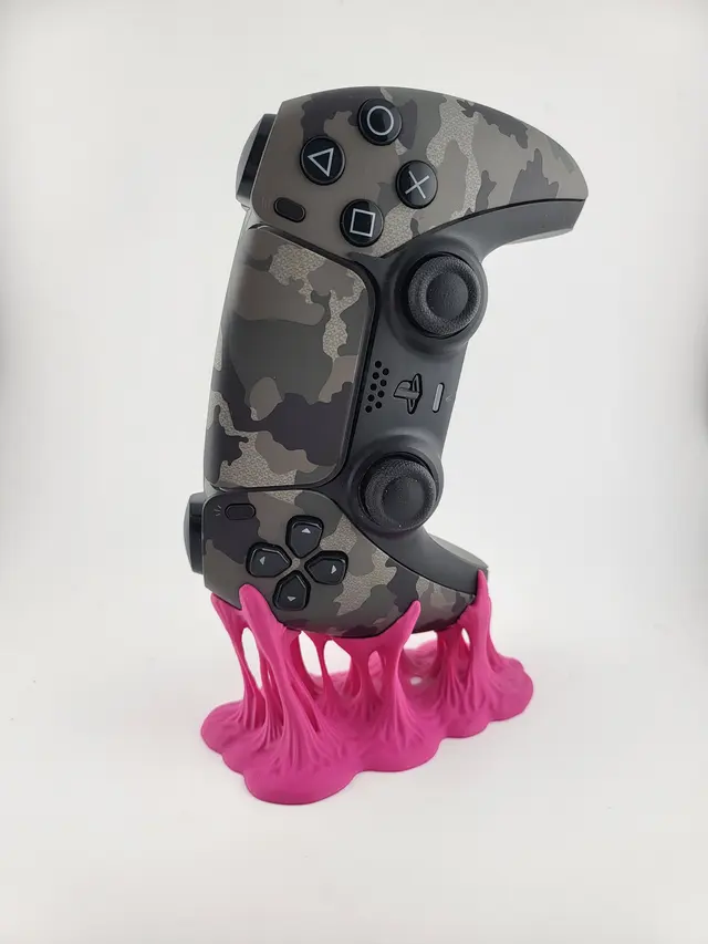 Supporto Bubble Gum rosa con un controller mimetico