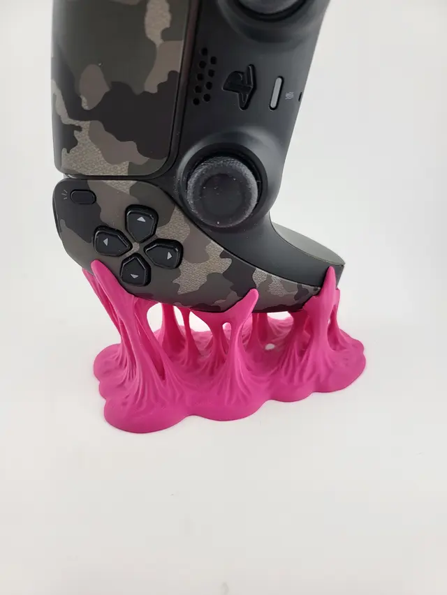 Supporto Bubble Gum rosa con un controller mimetico, altra vista