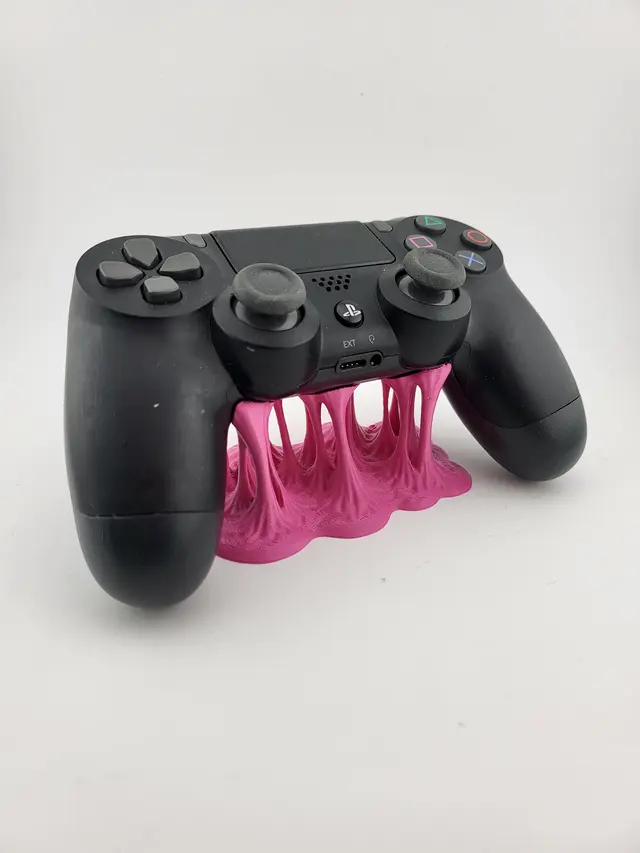 Supporto Bubble Gum rosa con un controller nero