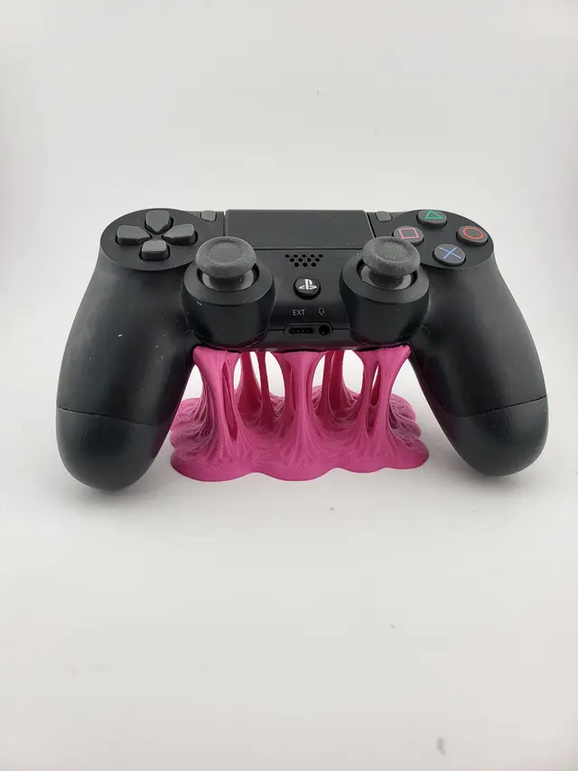 Supporto Bubble Gum rosa con un controller nero, altra vista
