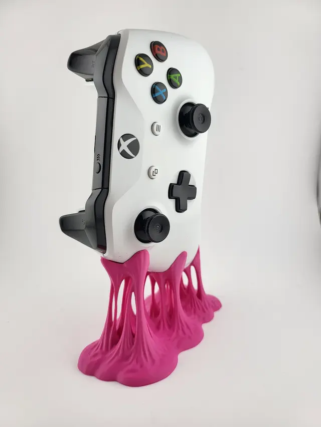 Supporto Bubble Gum rosa con un controller bianco, altra vista