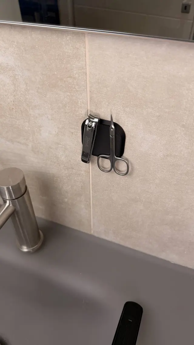 The magnetic plate with small scissors