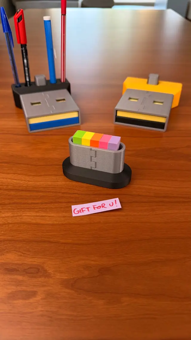 Due USB Note sulla scrivania, uno con le penne nei fori